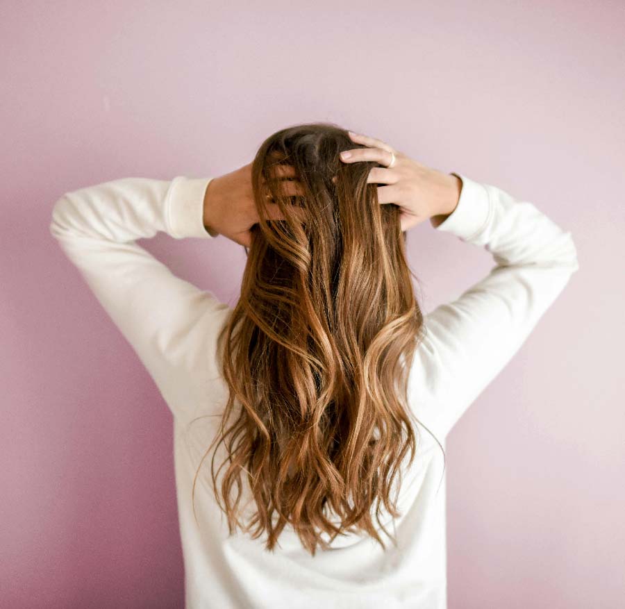 Donna di spalle con capelli lunghi sciolti
