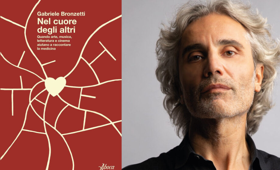 Foto della copertina del libro di Gabriele Bronzetti dal titolo Nel cuore degli altri, di colore rosso. Di fianco, la foto di Gabriele Bronzetti in camicia.