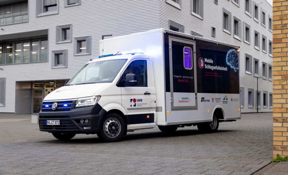 La foto rappresenta una Mobile Stroke Unit di Siemens, un ambulanza dotata della tecnologia di diagnosi mobile dell'ictus descritta nell'articolo