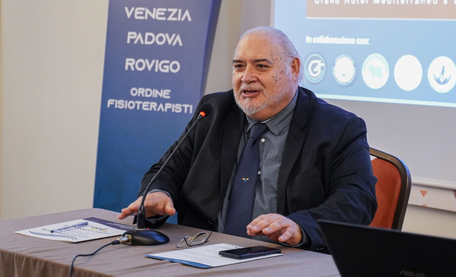 Foto di Angelo Papa, presidente dell'Ordine dei Fisioterapisti di VE PD e RO mentre parla del ruolo degli osteopati