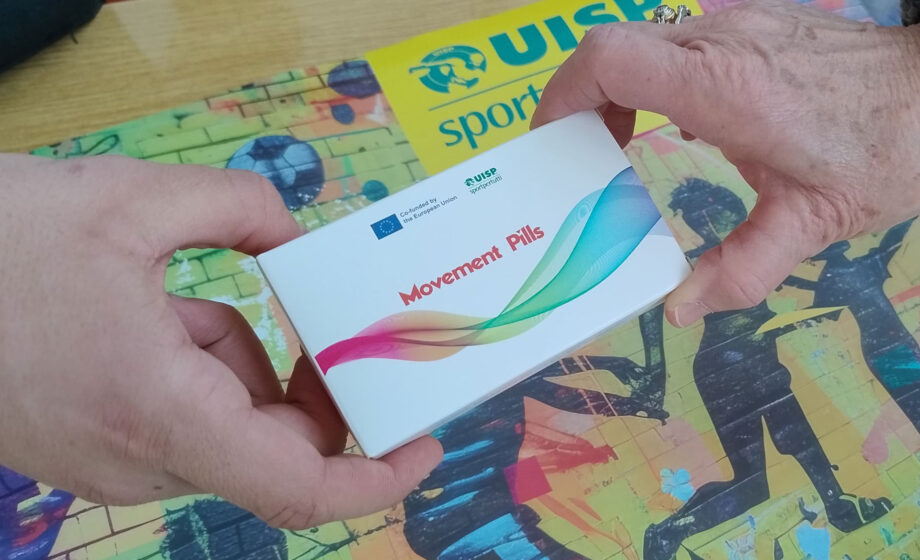 La foto raffigura la scatola di "Pillole di Movimento" consegnata nelle mani di un paziente