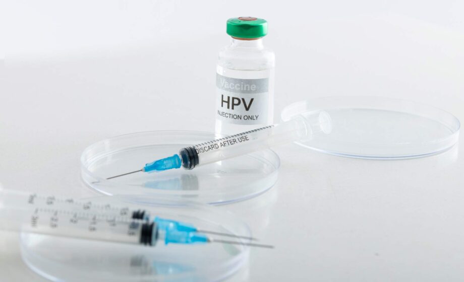 L'immagine raffigura una fiala di vaccino per HPV Papillomavirus con una siringa posta di fronte