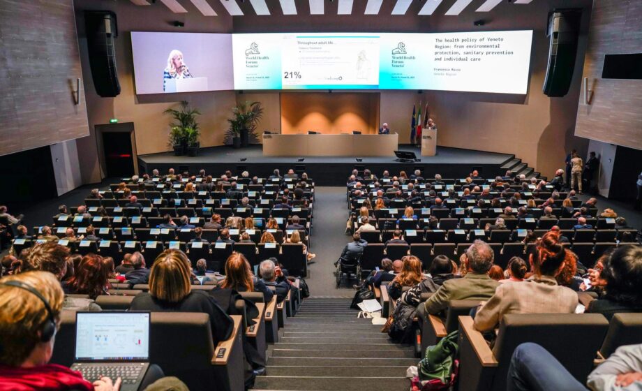 Platea della sala mantegna del centro congressi di Padova, vista dall'alto, durante il World Health Forum Veneto 2025.