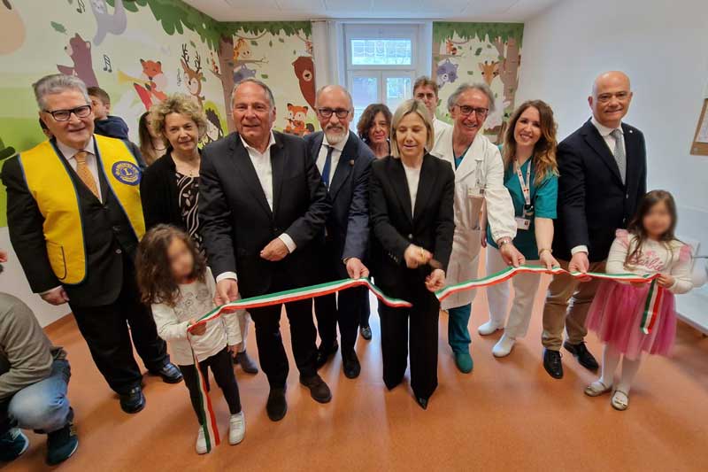 Il taglio del nastro della sala giochi interattiva con, al centro, l'assessore alla sanità Manuela Lanzarin