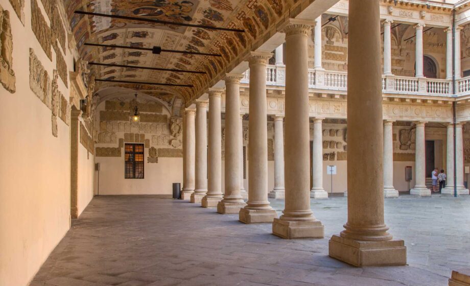 Cortile Antico di Palazzo Bò dell'Università di Padova, sede del convegno Sanità: pubblica, privata o no profit. Il cortile è di forma quadrata, delimitato da colonne e ornato da stemmi e affreschi.