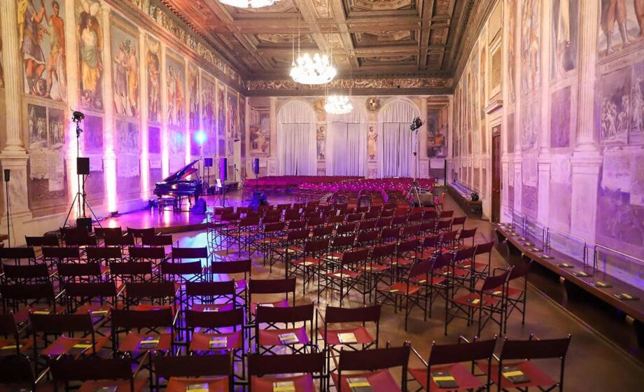 Foto della Sala dei Giganti di Padova allestita con sedie per il concerto in occasione della settimana della tiroide
