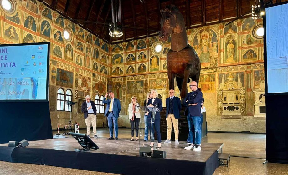L'assessore Lanzarin che parla degli stili di vita sani a Padova