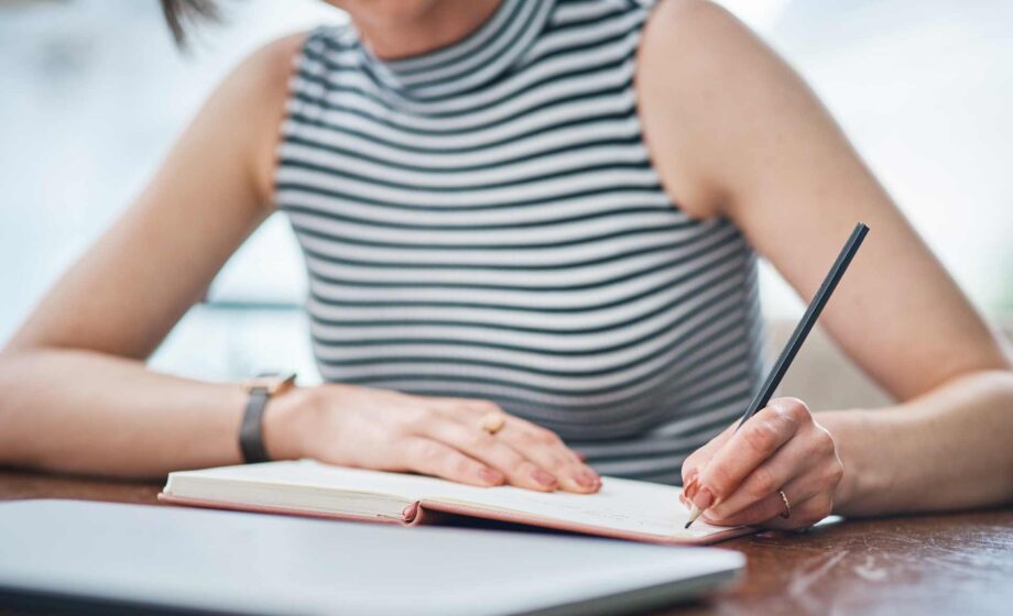 Donna con tumore al seno che scrive per il concorso letterario donna sopra le righe