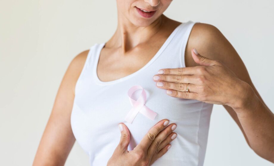 donna con un fiocco rosa sulla maglietta per il tumore al seno