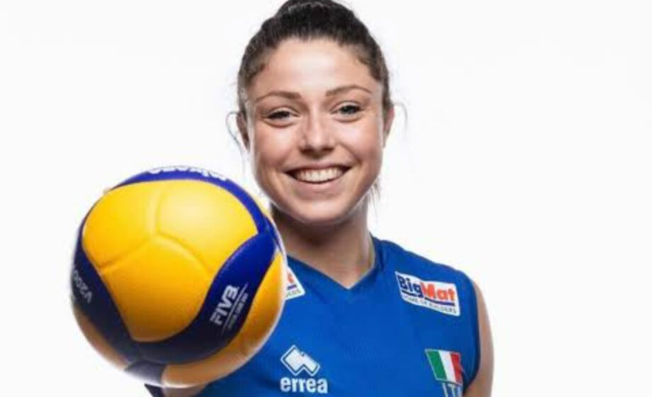 Alice Degradi che tiene in mano una palla da pallavolo è la testimonial italiana della nuova barbie con diabete