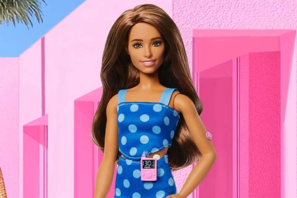 Barbie diabete una barbie inclusiva che ha il cerotto, il microinfusore, la borsetta per le medicine e il telefono con la app che tiene monitorati i livelli di zucchero