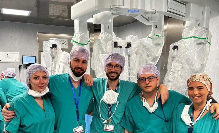 Medici del policlinico ad Abano Terme davanti al robot Da Vinci che tratta endometriosi e tumori dell’endometrio