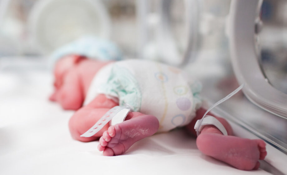 bambino che dorme in ospedale