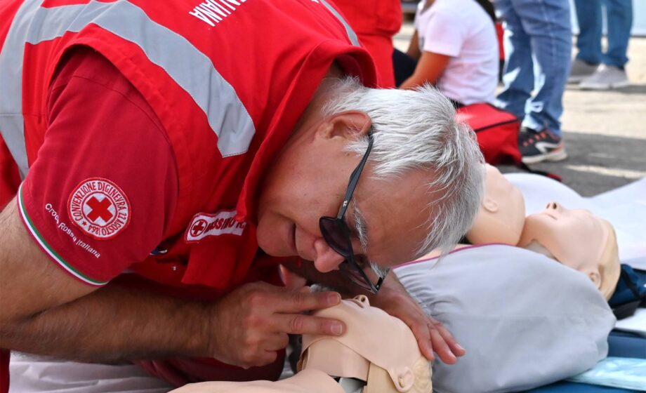 Manovre salvavita effettuate da un volontario della croce rossa a padova durante l evento di salute weekend
