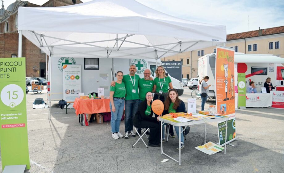Stand di piccoli punti ets al evento di salute weekend che si svolge a padova erogando visite gratuite