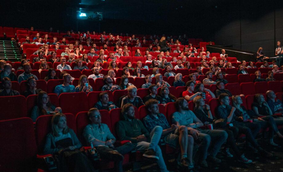 Una sala cinematografica piena per rappresentare che dal 7 al 21 ottobre al Cinema Rex di Padova, Adolescenti 2025 propone tre film sull’adolescenza con dibattiti ed esperti.