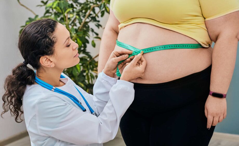 Donna obesa che rappresenta la notizia dell'approvazione della legge sull'obesita