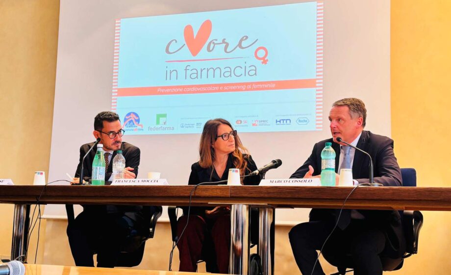 Professionisti che parlano della campagna cuore in farmacia, tratta dell alto rischio cardiovascolare delle donne