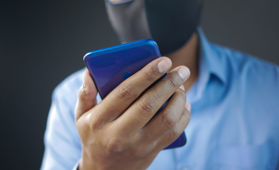 Foto che evoca un truffatore mentre invia SMS di truffa a carico dell'ULSS 6 Euganea