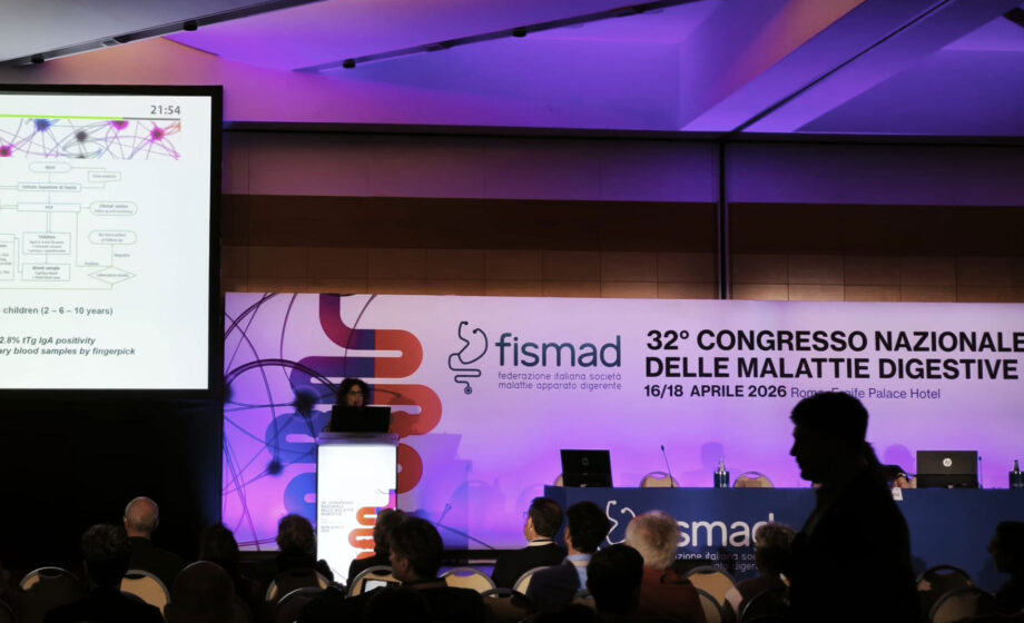 Fabiana Zingone al Congresso Nazionale delle malattie digestive mentre parla della diagnosi di celiachia senza biopsia